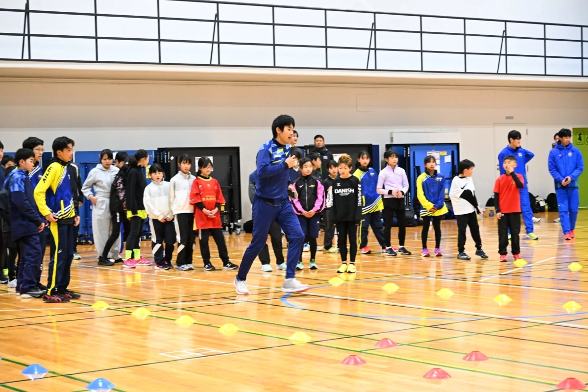 子供たちが指導者の指示を聞いている様子