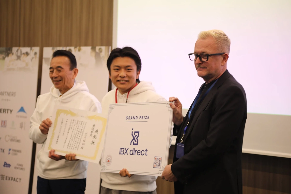 表彰状を掲げる人々の様子