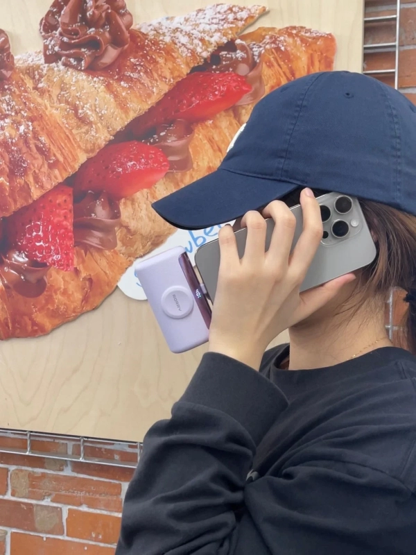 スマートフォンを顔に当てている人物