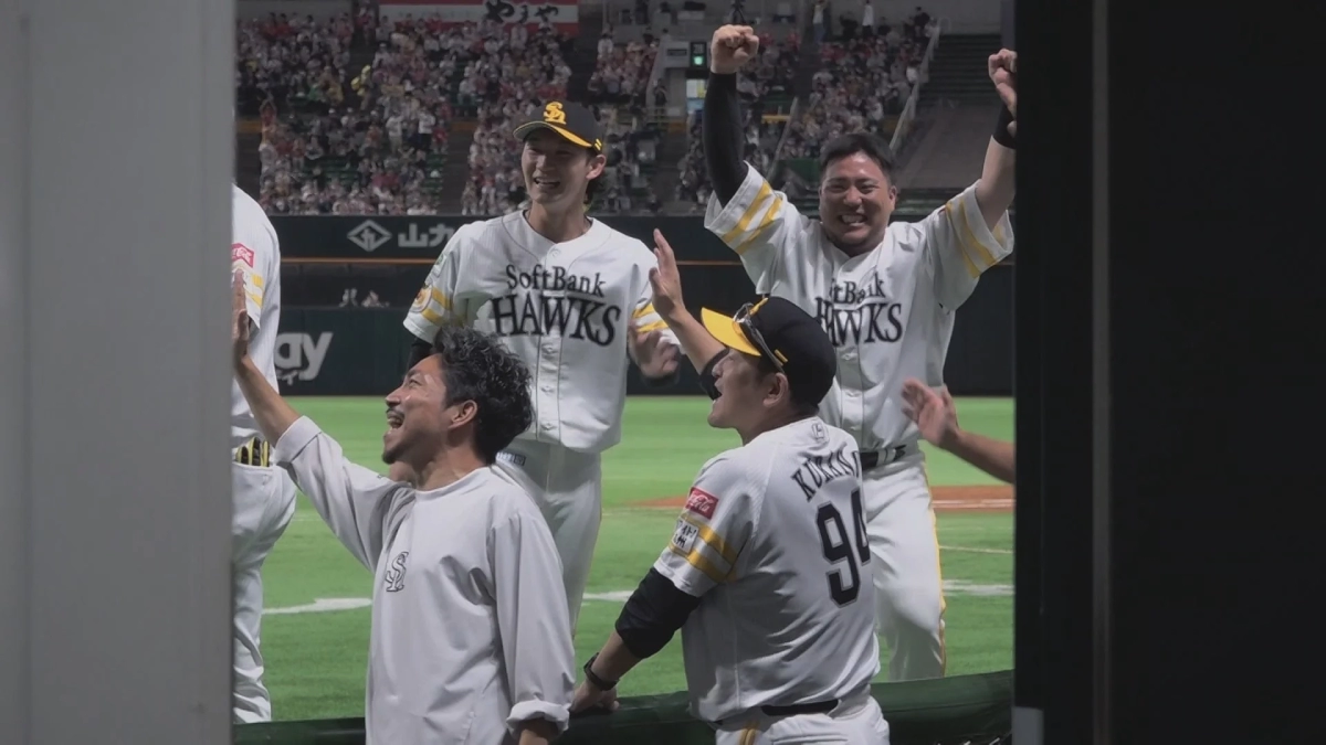 選手・コーチが勝利を喜ぶ