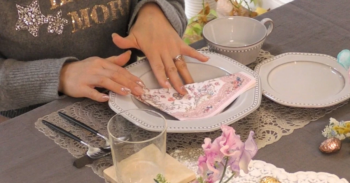 テーブルセッティングの手元