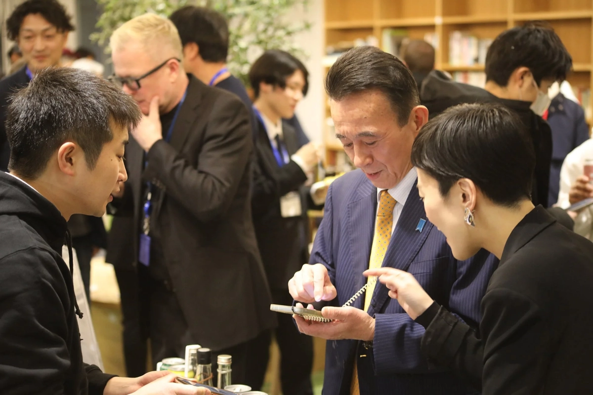 イベントで参加者が交流している様子