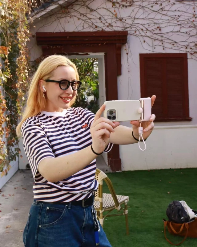 自撮りをする女性とスマートフォン