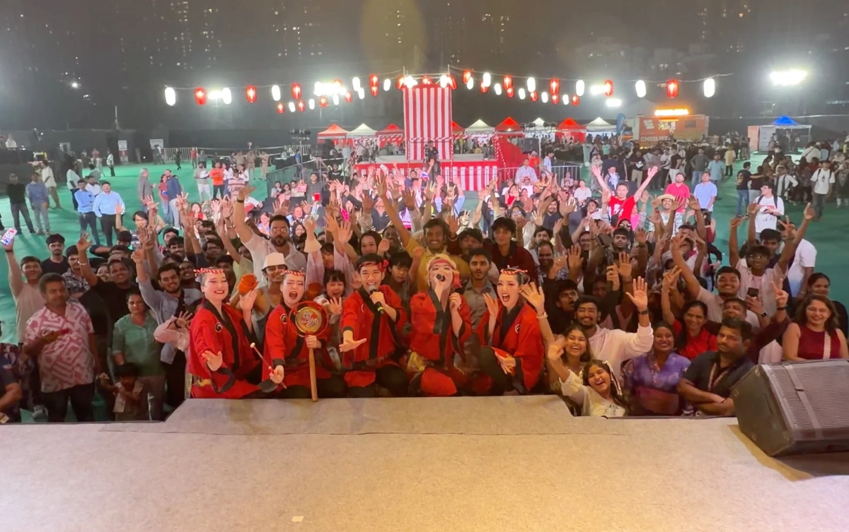 日本の祭り、文化イベント、パフォーマンス、群衆、夜景、提灯、ステージ