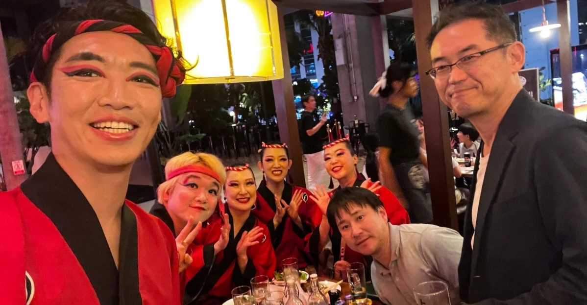 和装、パフォーマンス、笑顔、グループ、宴会、夜