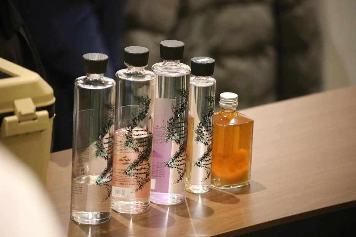 クラフトジンボトルが並ぶ様子