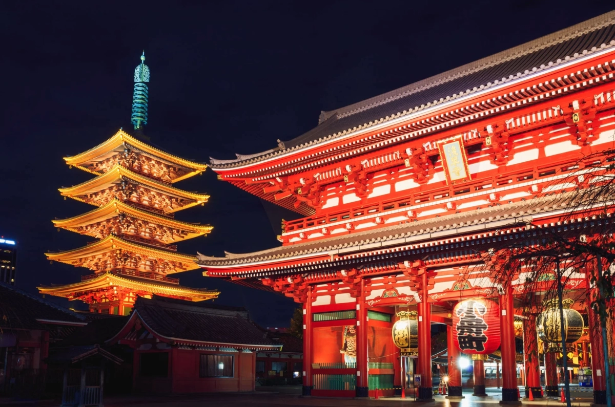 夜の浅草寺と五重塔