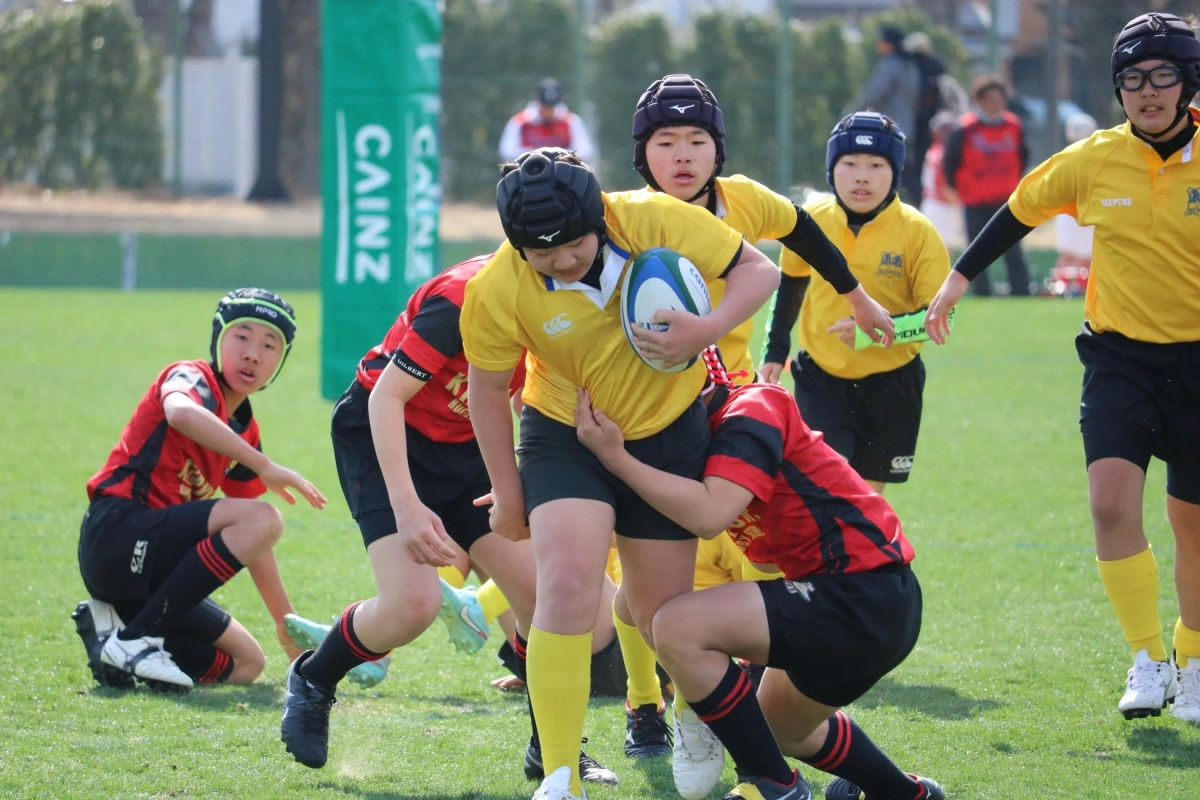 ラグビーの試合中のタックルシーン