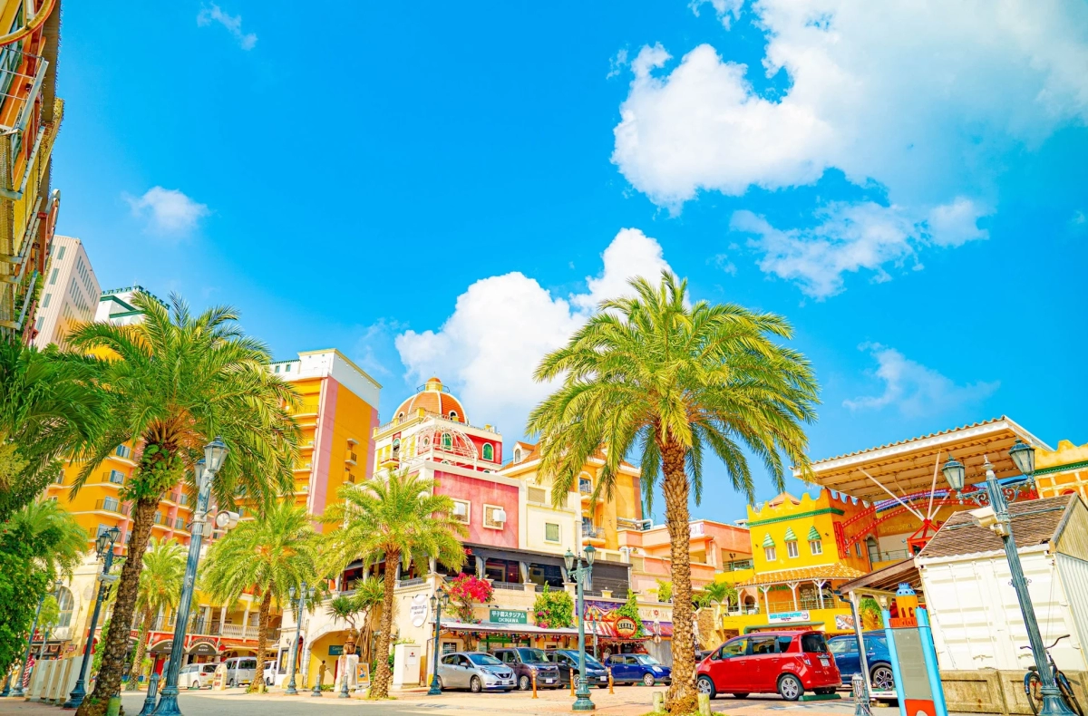 沖縄のリゾート街並み