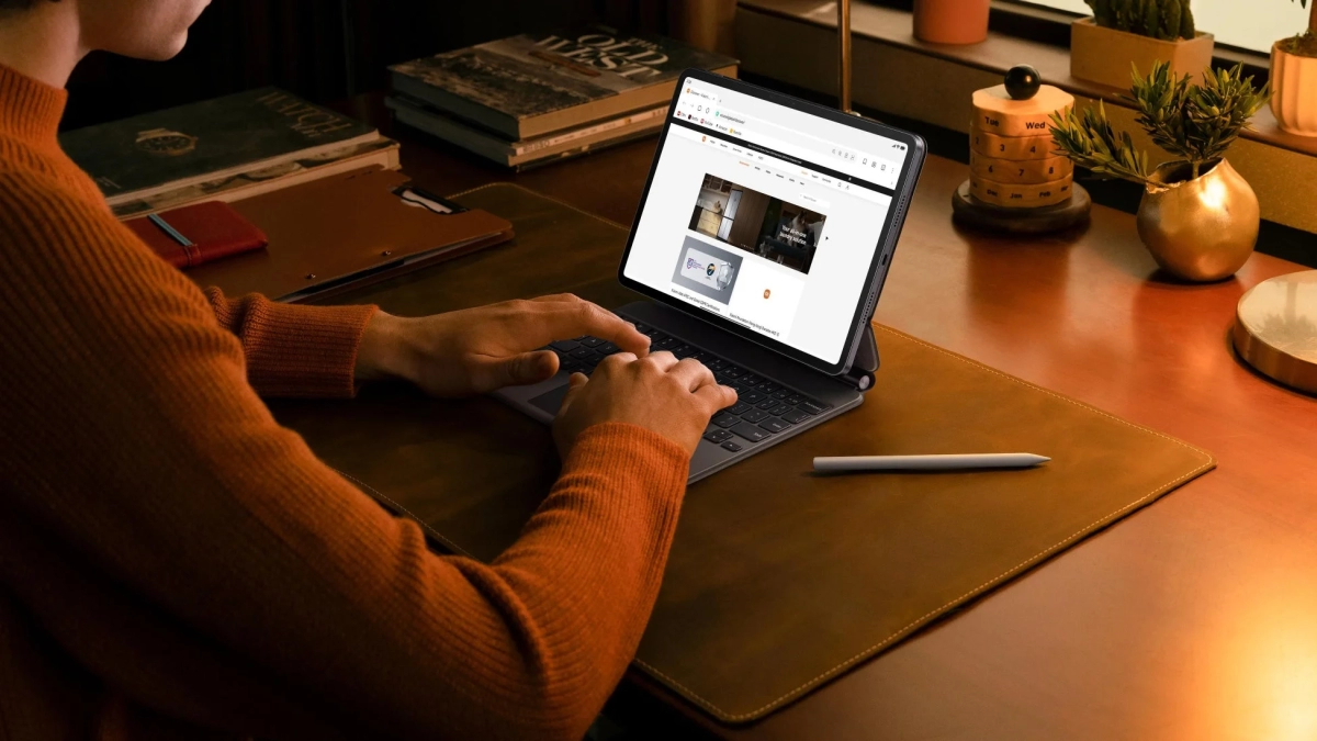 ワークスペースでタブレットとキーボードを使っている