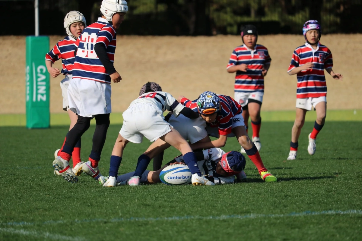 ボールを巡って密集する少年たち