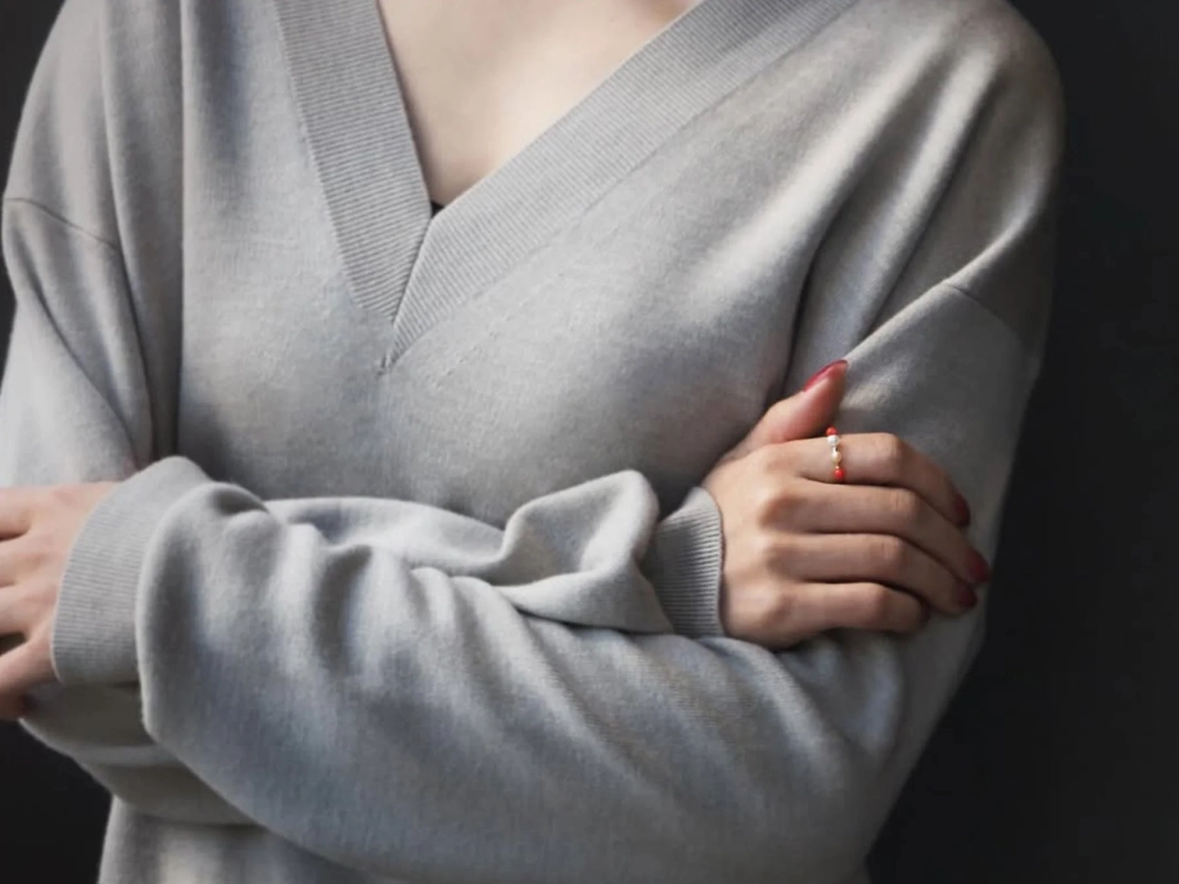 グレーのセーターとリング