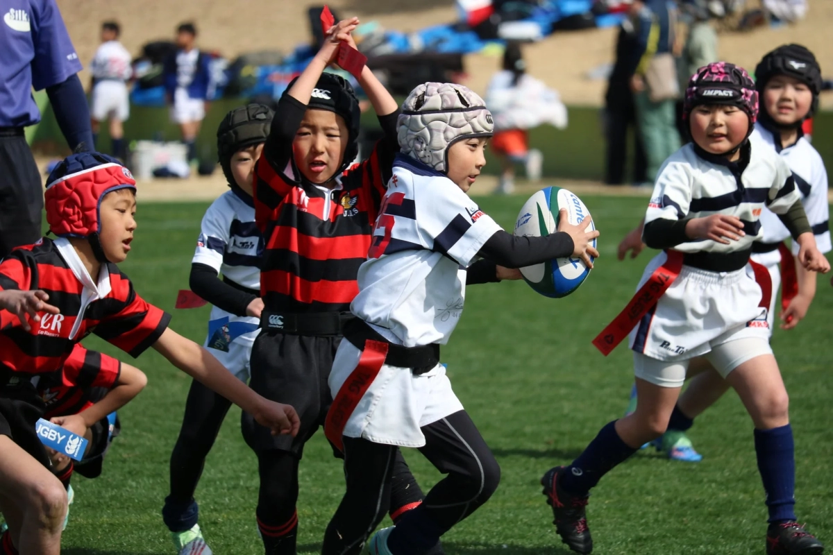 タグラグビーを楽しむ子供たち