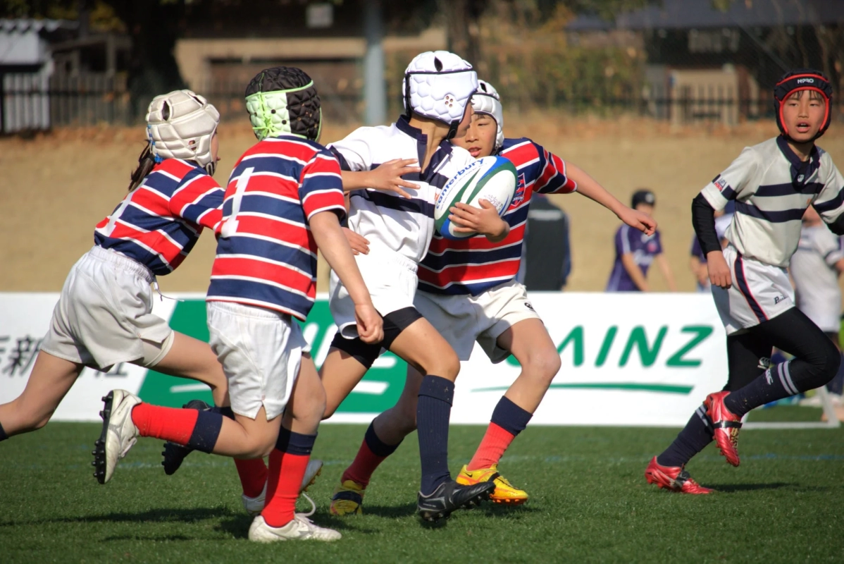 子供たちがラグビーの試合をしている様子