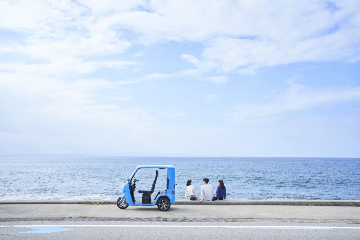 海辺でトゥクトゥクと人々