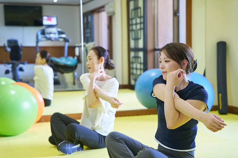 ジムでストレッチをする女性