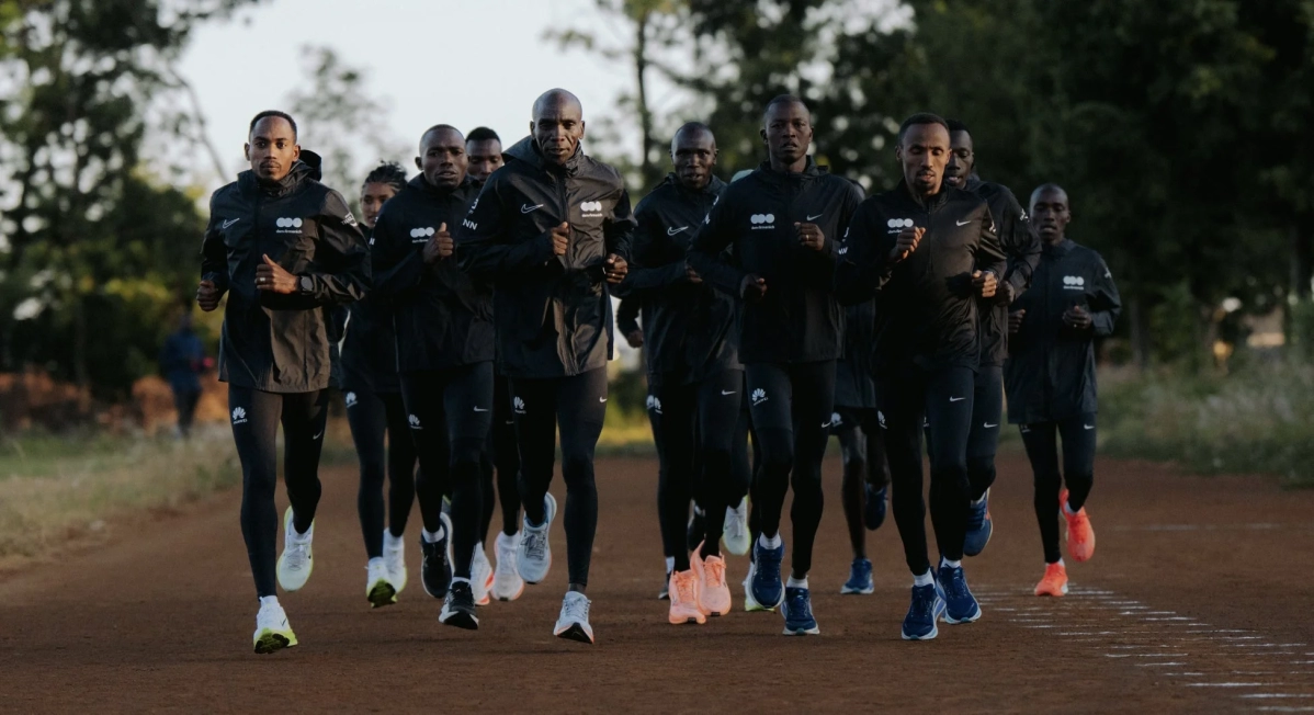 ランナーたちがグループで走るトレーニング風景