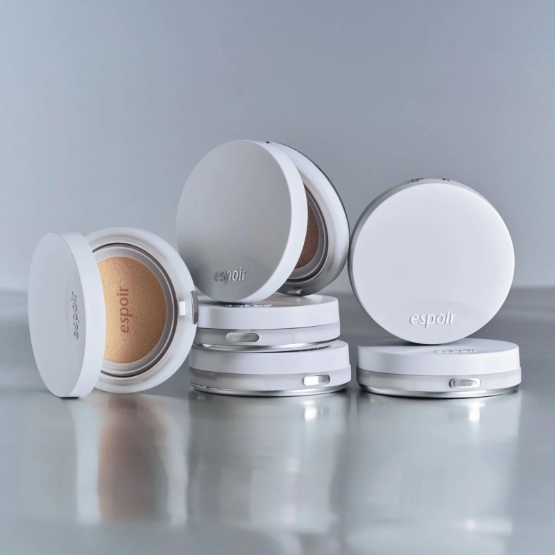 複数の白いエスポアのクッションファンデーション