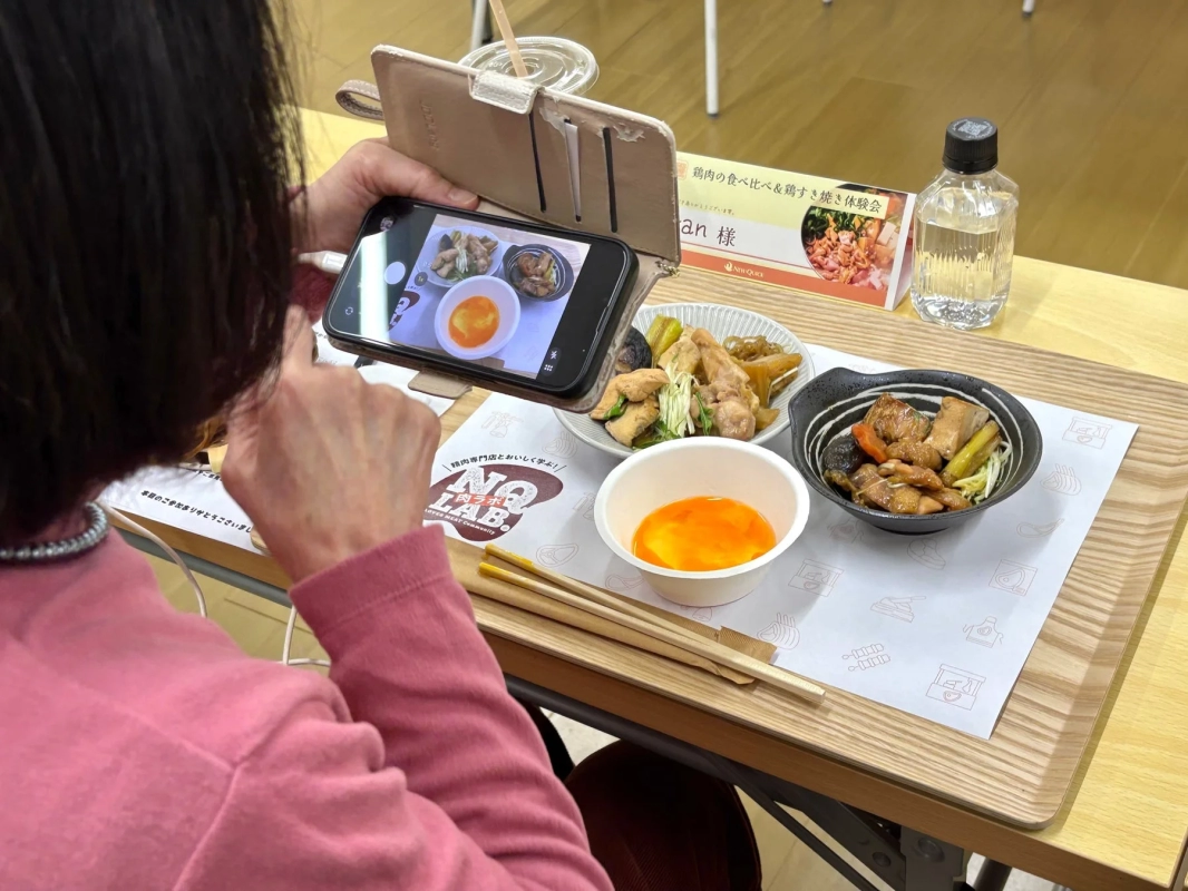参加者が食事を撮影する様子