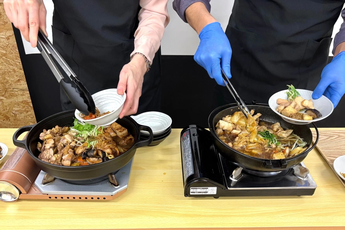 鶏すき焼きの盛り付け風景