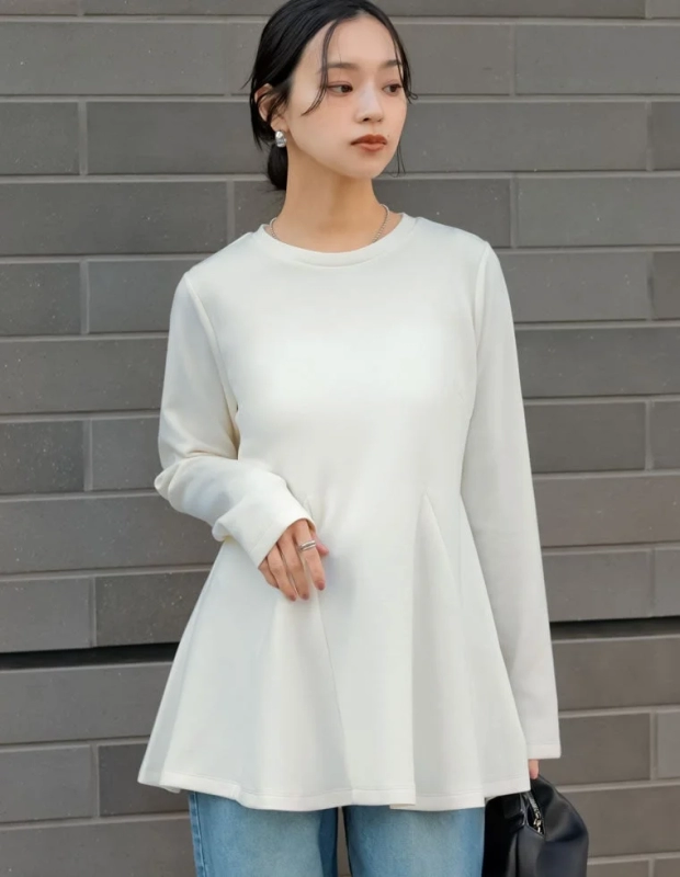 ホワイトのペプラムトップス着用イメージ