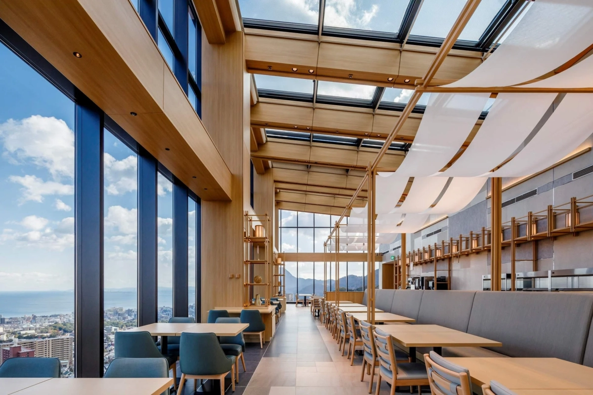 レストラン内部、天窓