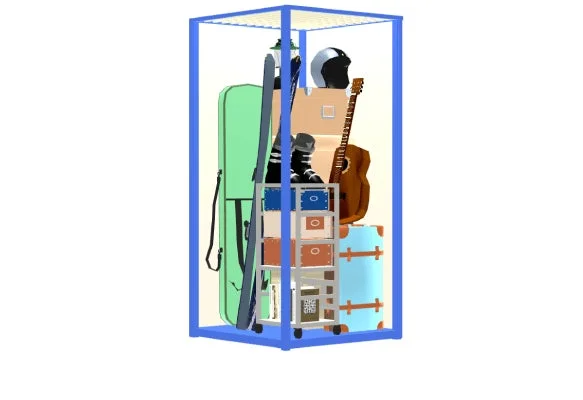 青いフレームの収納ボックスに、スキー板、ギター、ヘルメット、スーツケース、収納ボックスなど、様々な趣味やスポーツ用品が整理されて収納されている様子