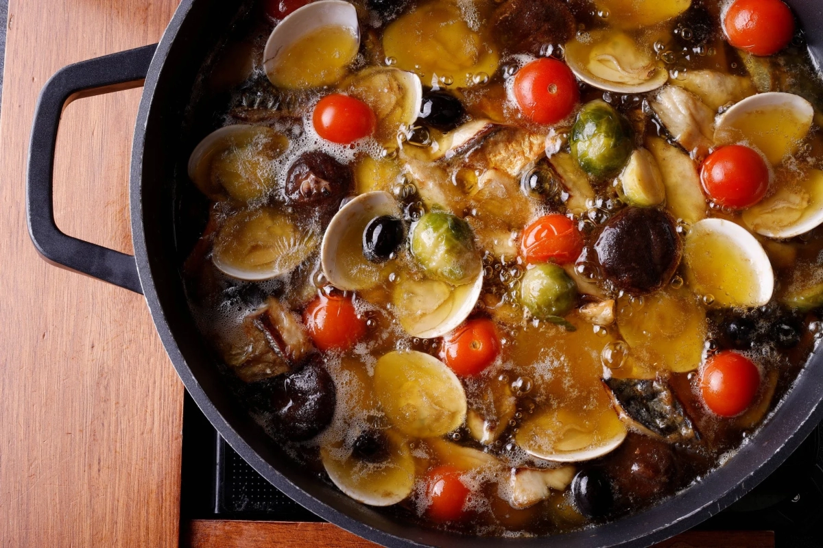 塩サバと芽キャベツのアヒージョ