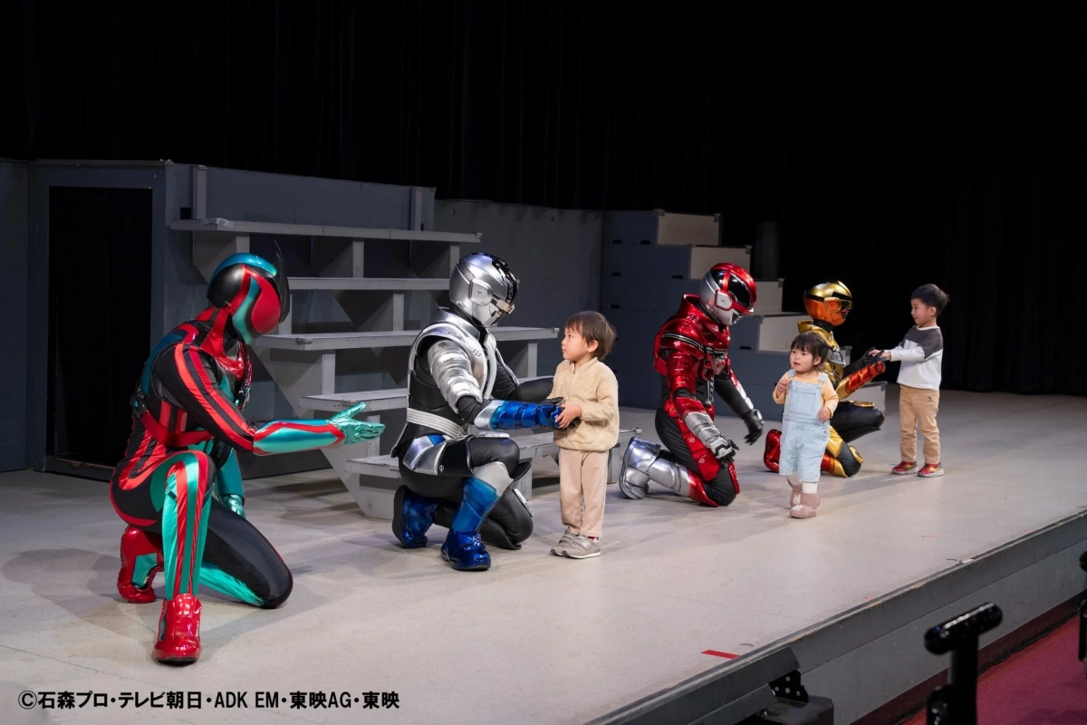 ヒーローが子供たちと握手