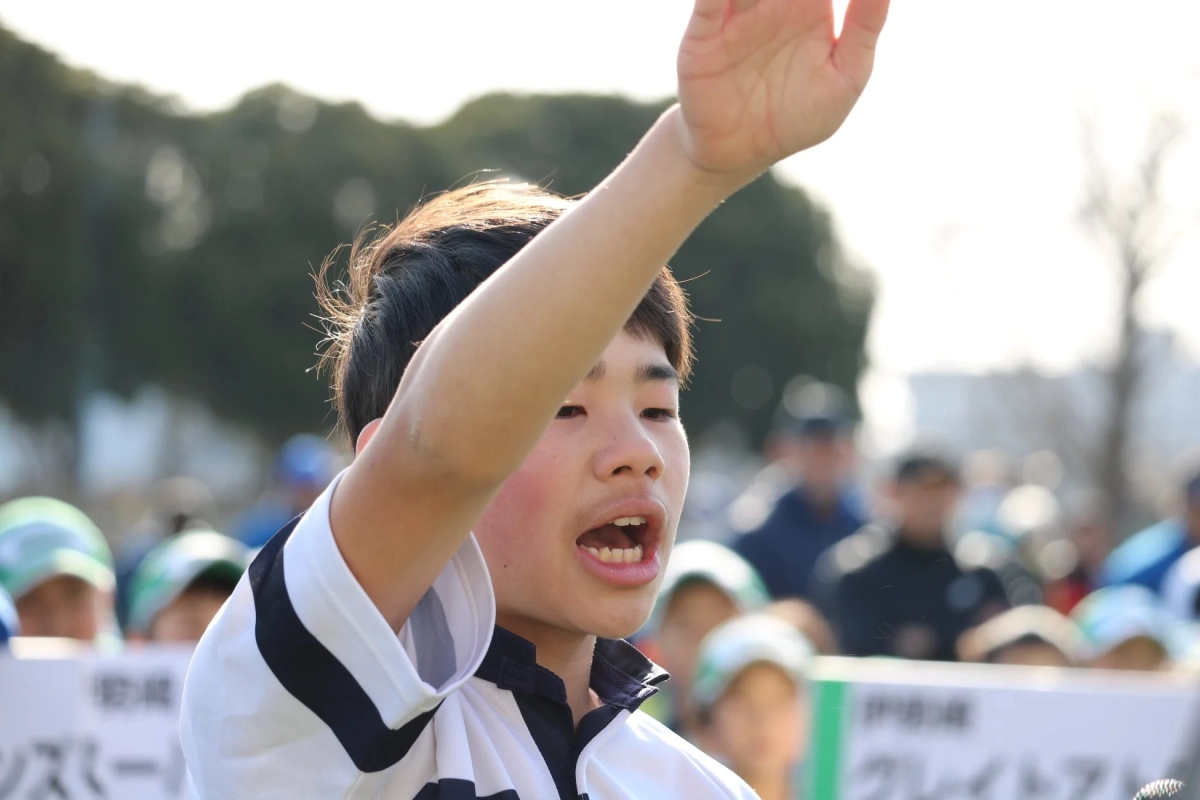 手を挙げて喜ぶ少年