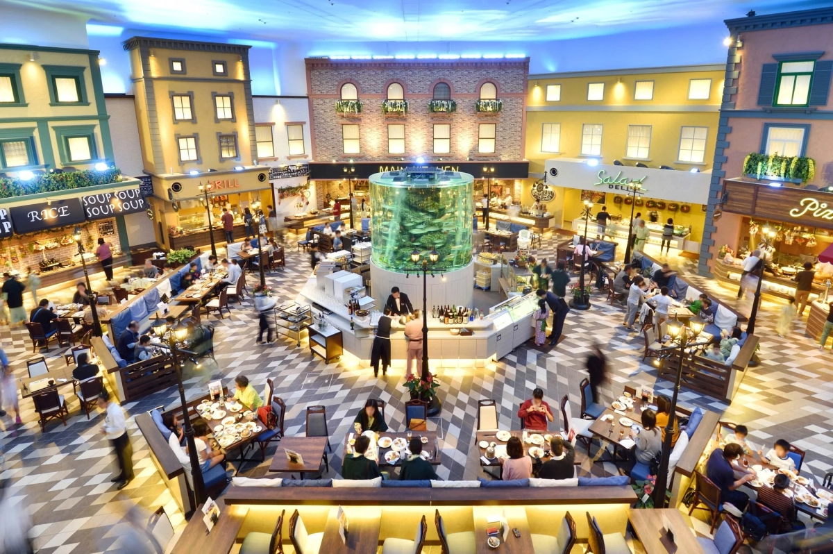 レストラン内部、水槽