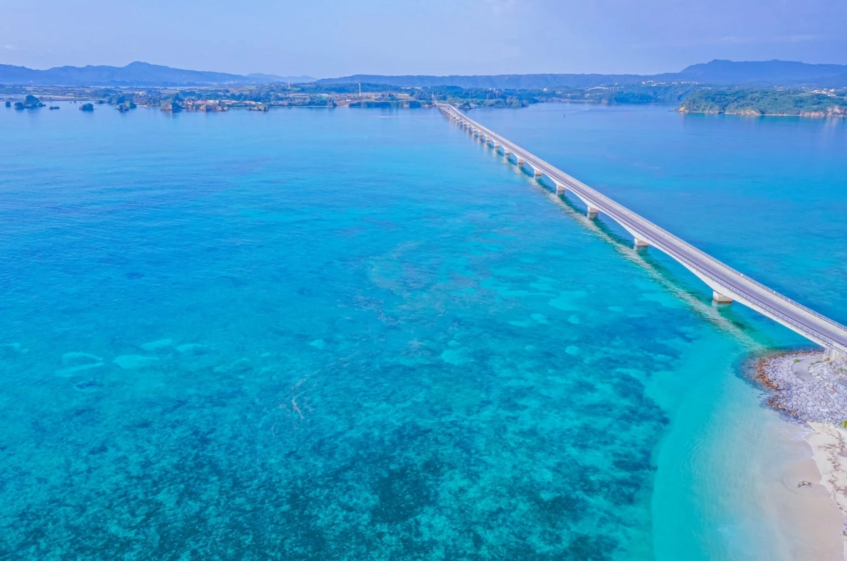 沖縄の美しい海に架かる橋