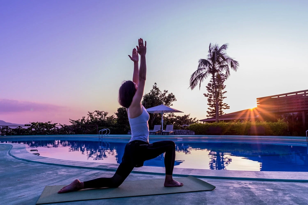 プールサイドでのヨガ