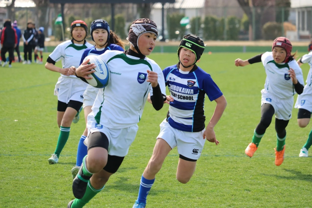 女子ラグビーの試合風景
