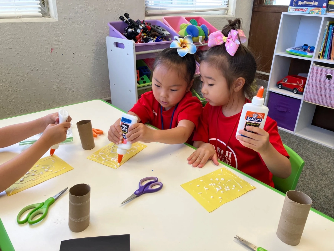 子供たちが工作をしている様子