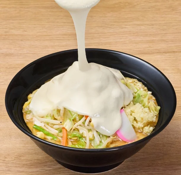 白いソースがかけられているラーメン