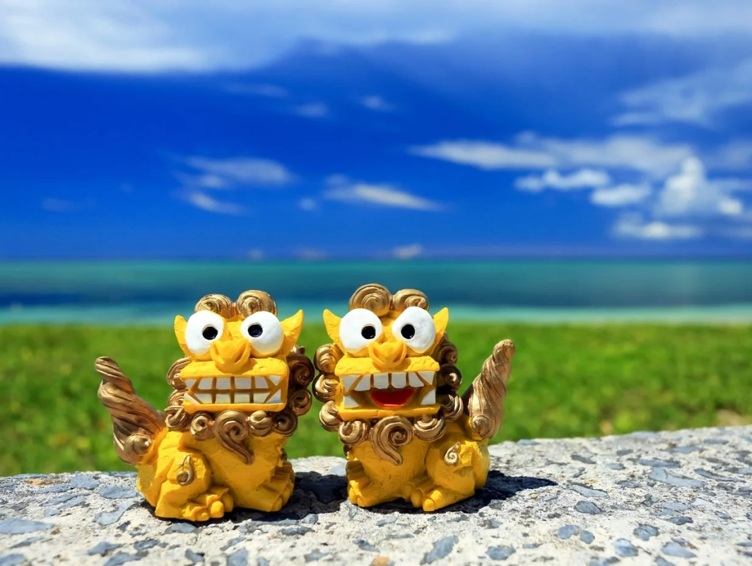 シーサーと沖縄の海