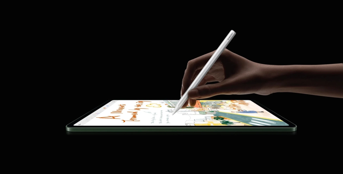 スタイラスペンでタブレットに絵を描いている