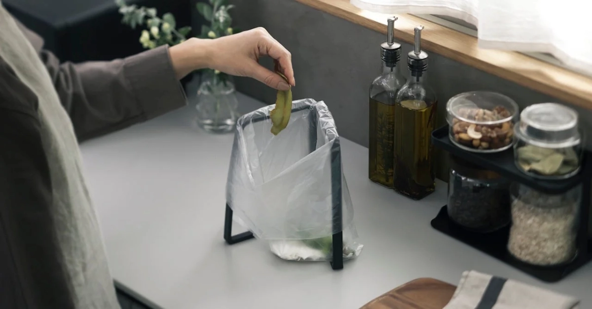 キッチンで生ごみを捨てている様子