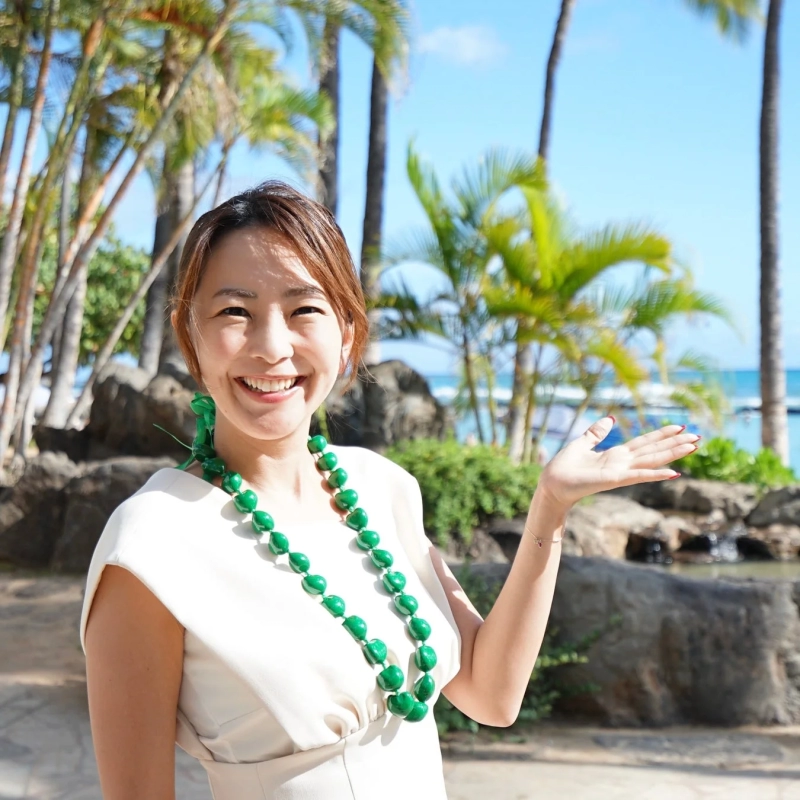 笑顔でレイを身につけた女性