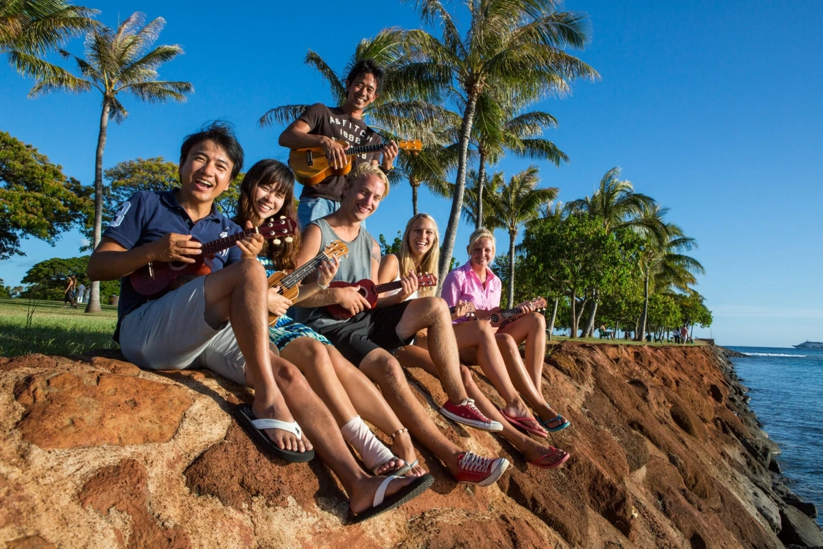 ウクレレを演奏し笑顔を見せる若者たち