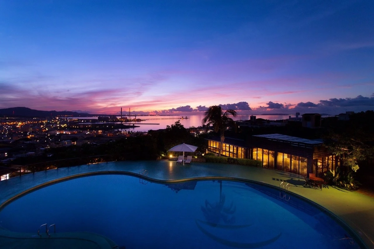 夕焼け時のリゾートプール