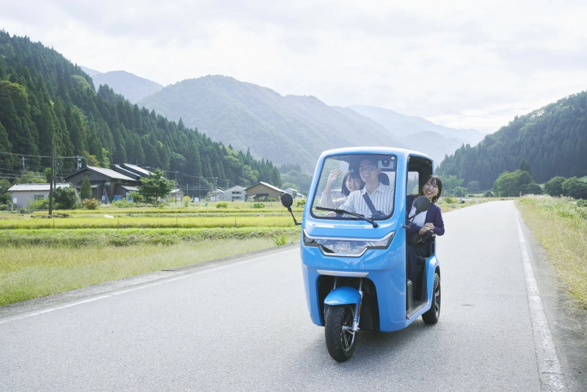 山道でトゥクトゥクに乗るカップル