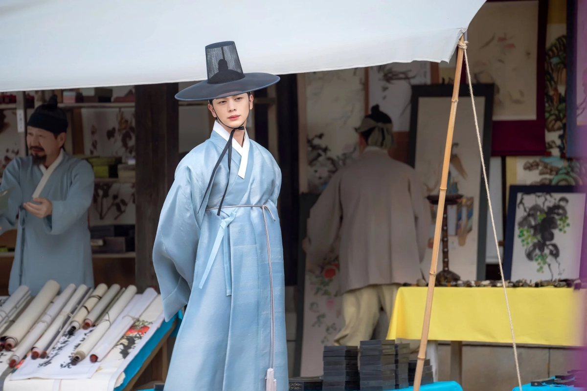 韓服姿のユク・ソンジェ氏