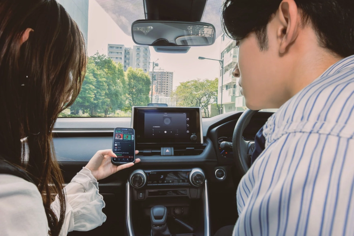 車内でくつろぐカップル