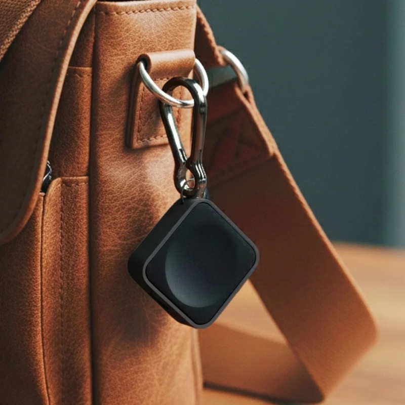 バッグに吊り下げられた充電器