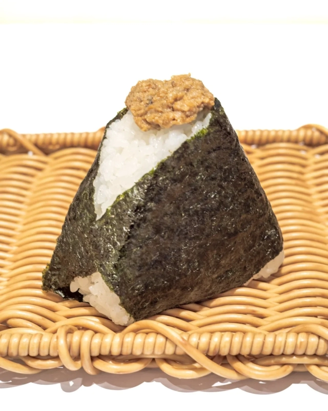 盛り付けられたおむすび